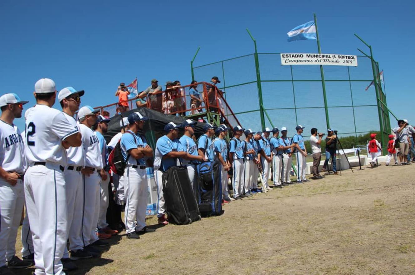 Villaguay inauguró su diamante en homenaje a los campeones mundiales y panamericanos