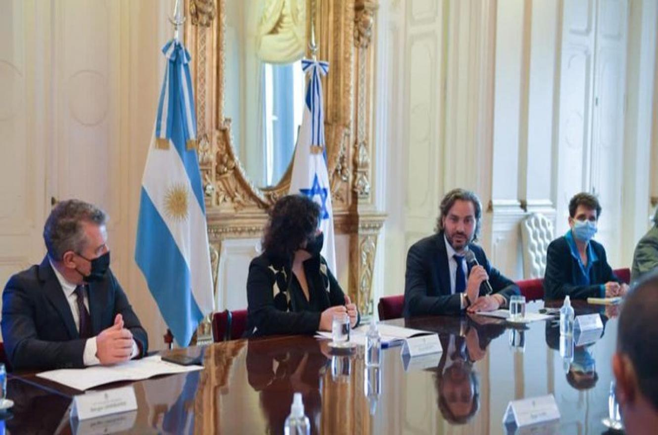 El embajador Urribarri, la ministra Carla Vizzotti y el jefe de Gabinete, Santiago Cafiero, se reunieron con la delegación de expertos israelíes