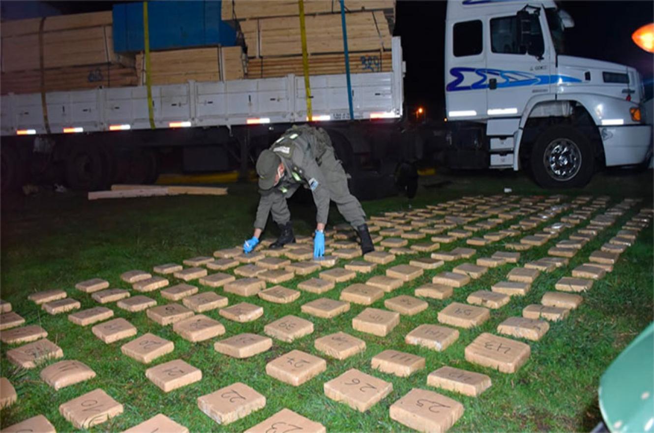 El transporte de carga provenía de Misiones cuando fue interceptado sobre la Ruta Nacional N° 127 por Gendarmería Nacional: llevaba poco más de 233 kilos de marihuana.