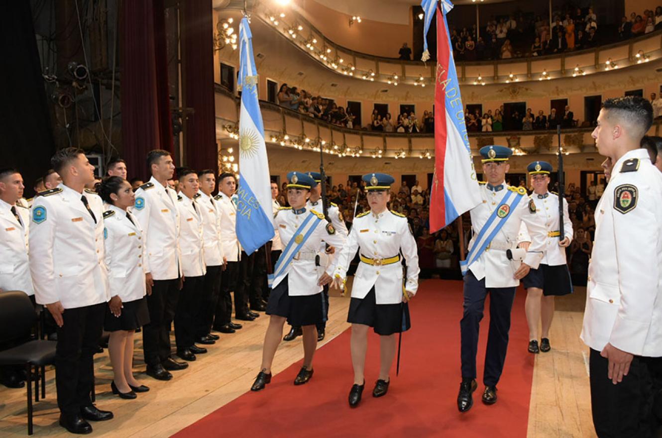 En el Teatro 3 de Febrero se realizó la ceremonia de egreso de la Promoción N° 81 de oficiales de la Policía de Entre Ríos.