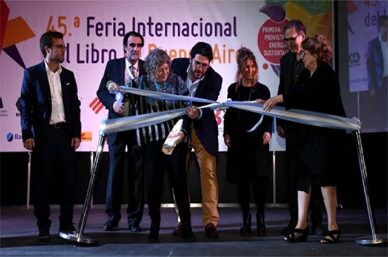 Avelluto junto a Rita Segato, cortando el listón inaugural de la Feria del Libro 2019