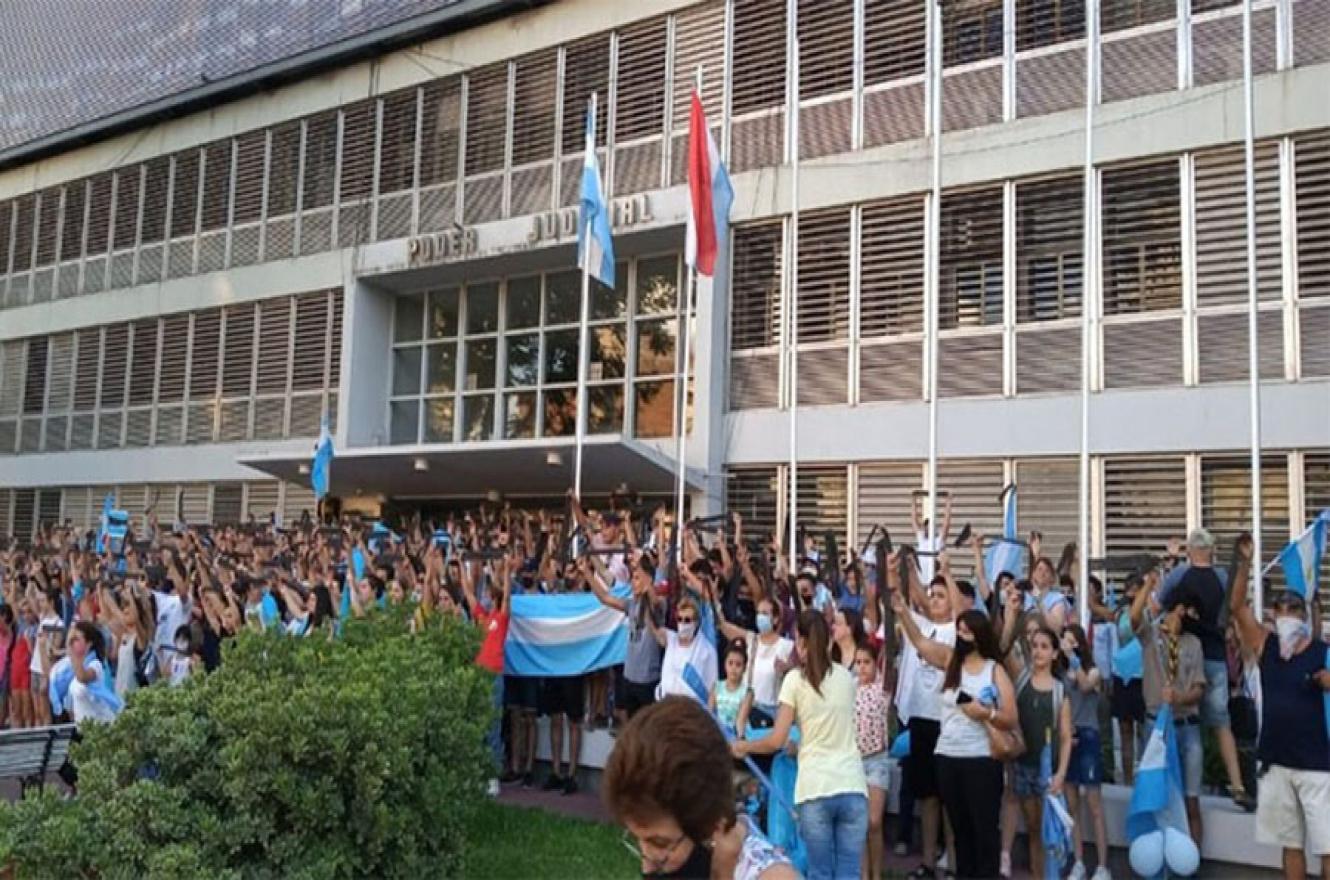 500 personas frente a Tribunales: según los pro vida, representan los 500 abortos que se producen al año en Entre Ríos por aplicar el protocolo de aborto no punible.
