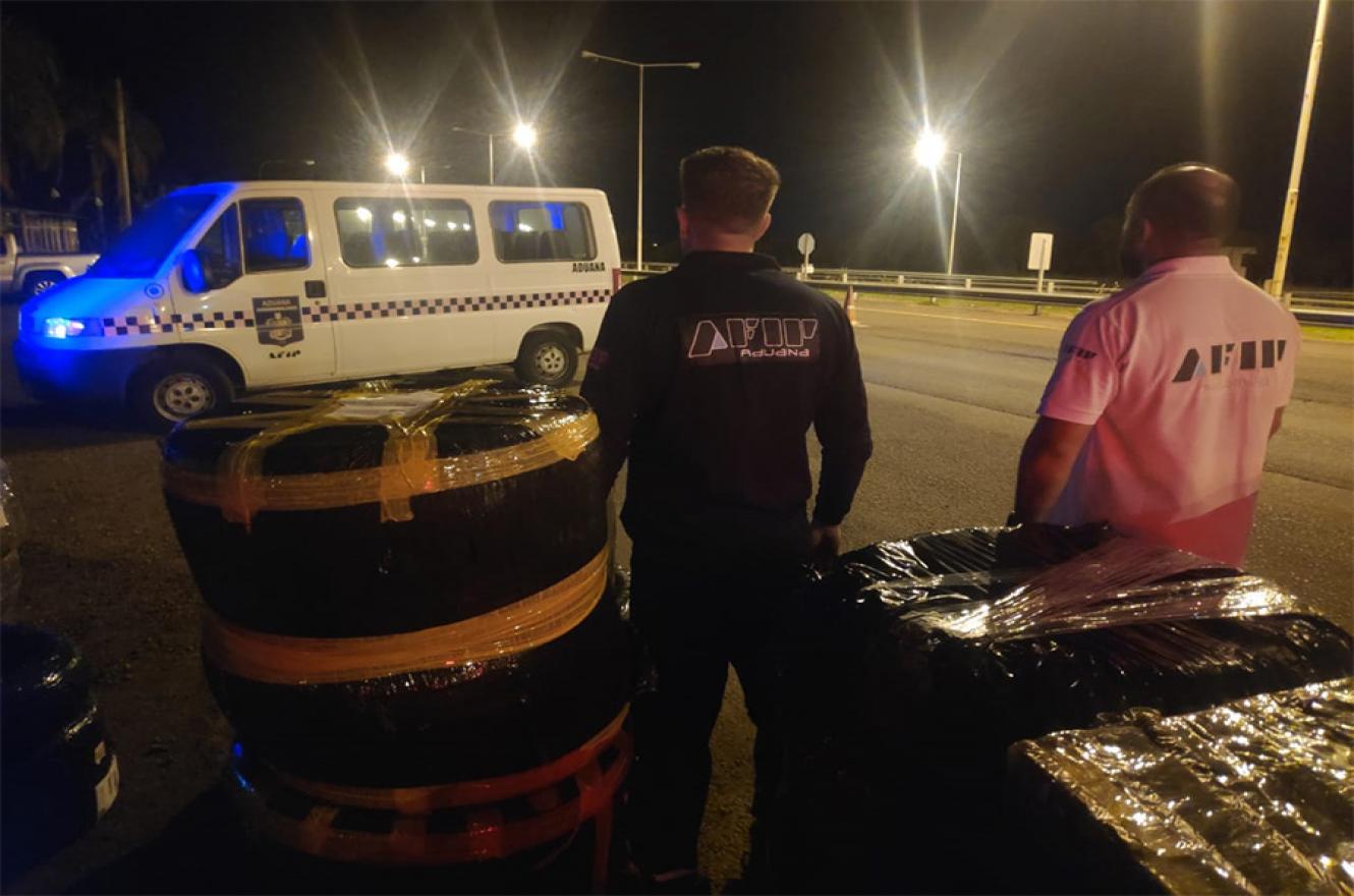 Aduana realizó un operativo en Concordia donde secuestró 200 neumáticos.