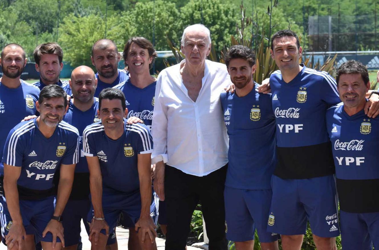 El paranaense Roberto Ayala se reunió junto a Lionel Scaloni con César Menotti en Ezeiza