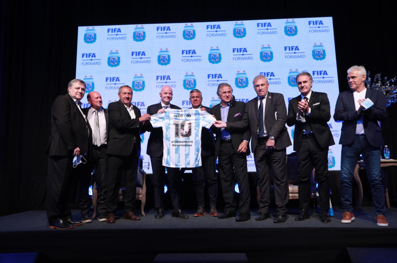 El gualeyo Burruchaga y otros campeones mundiales presenciaron la conferencia de Infantino
