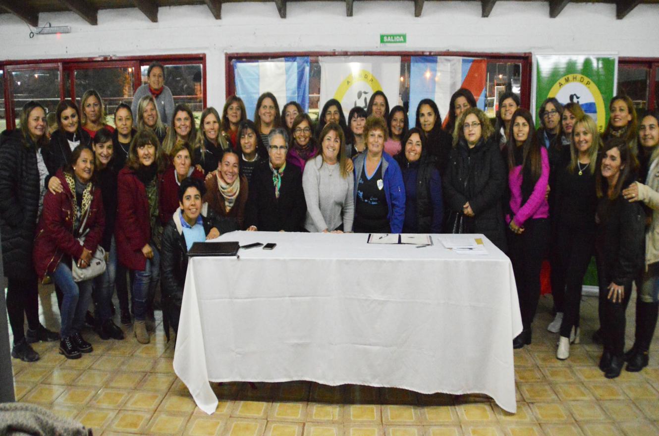La Agrupación Mamis Hockey del Paraná firmó su estatuto y acta constitutiva