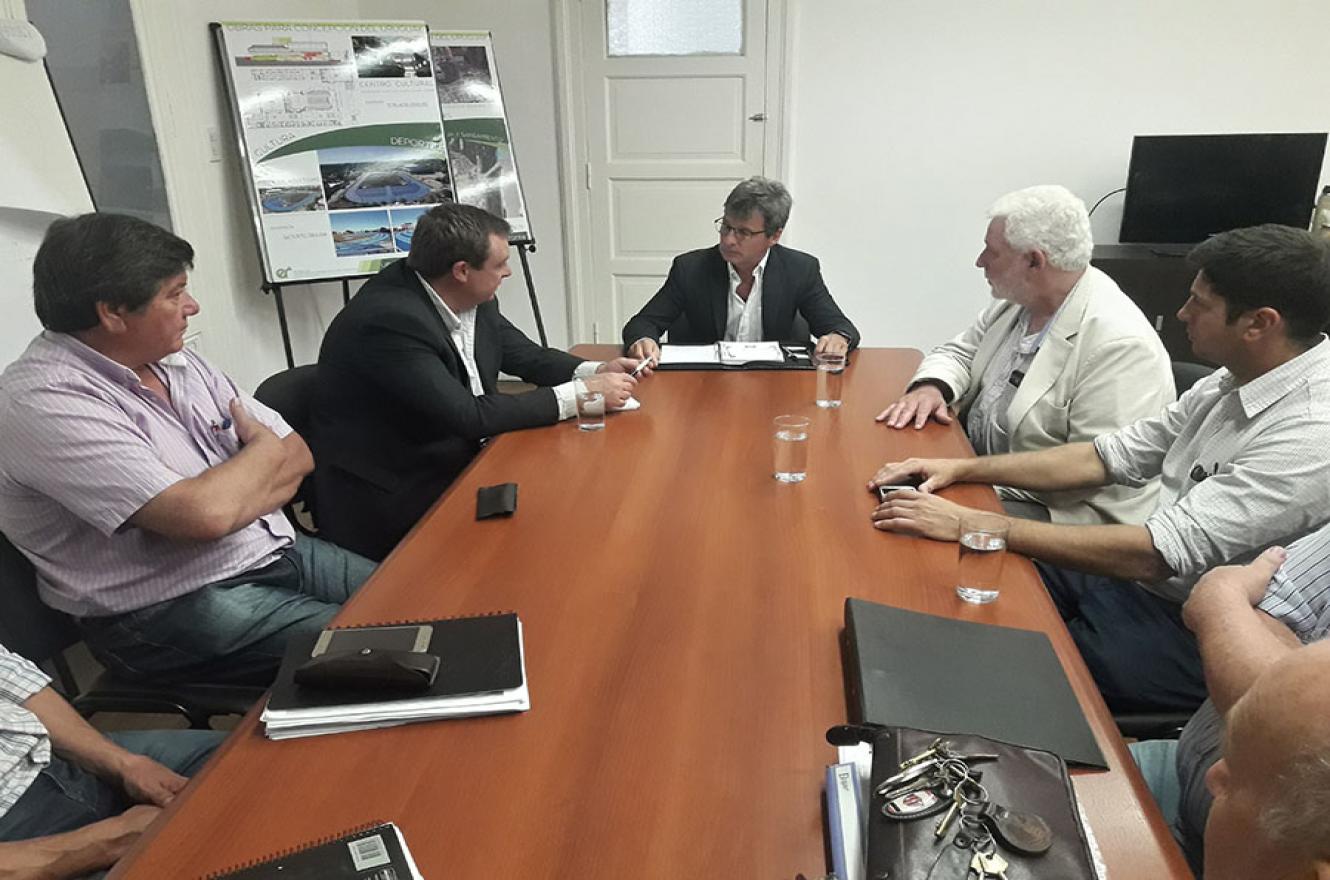 Reunión donde analizó el anteproyecto para la ampliación de la Planta Potabilizadora Echeverría de Paraná.