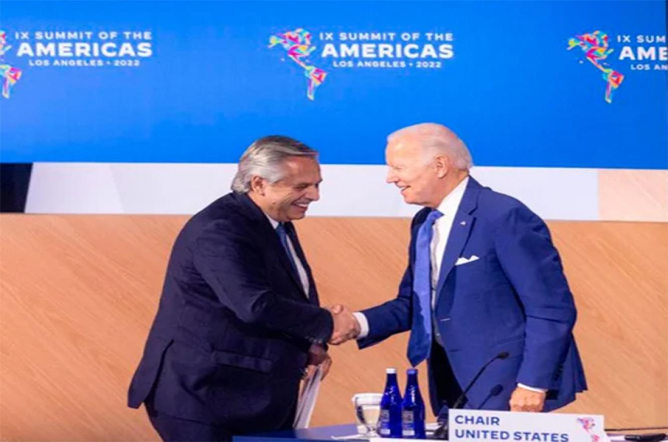 Alberto Fernández saluda a Joseph Biden durante la Cumbre de Las Américas.