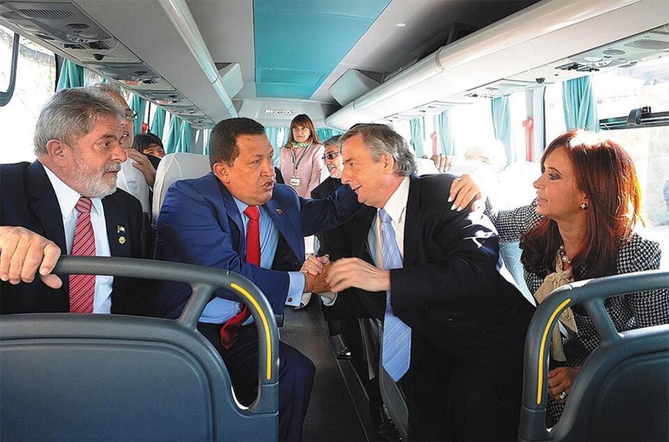 Lula, Chávez, Néstor y Cristina Kirchner, en la Cumbre de las Américas. Detrás asoma Evo Morales, que aún no era presidente. 
