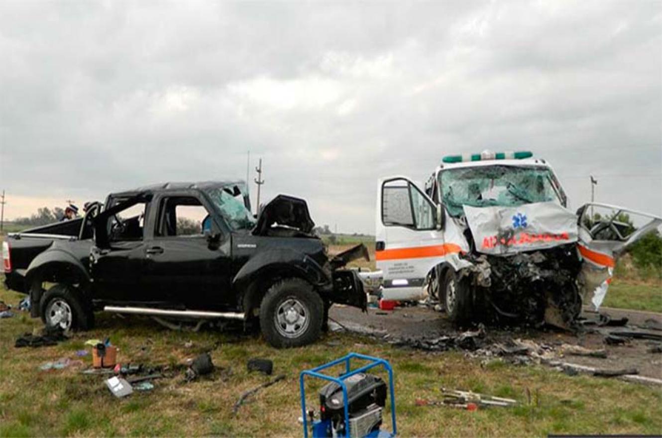 Así quedaron la ambulancia y la camioneta tras el impacto.