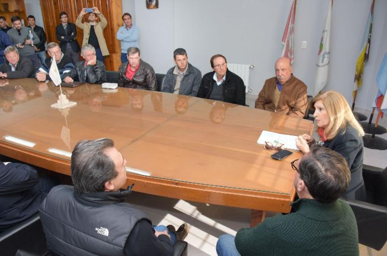 Entregaron aportes para mejorar caminos rurales en Juntas del departamento Uruguay