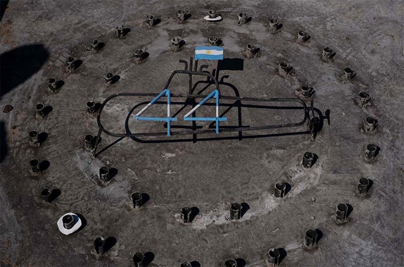 El memorial, emplazado sobre la avenida Patricio Peralta Ramos, frente al puesto de guardia de terminal marítima en la que amarraba el buque, está conformado por una réplica que fue descubierta, construida en granito negro.