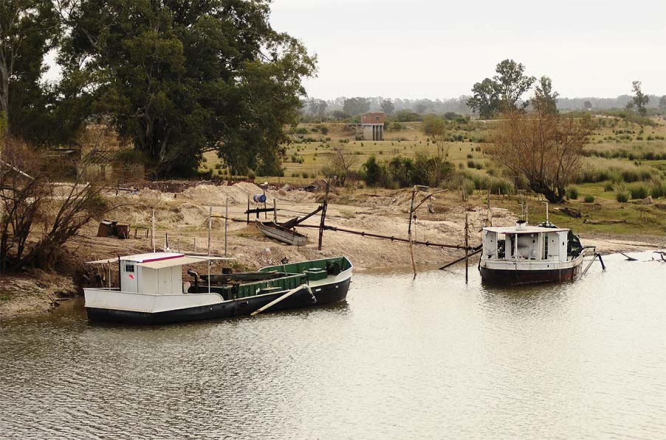 Imagen de archivo de las areneras que operan casi sin control y con impunidad en el río Gualeguay. El desamparo ambiental que sienten los vecinos es casi total.