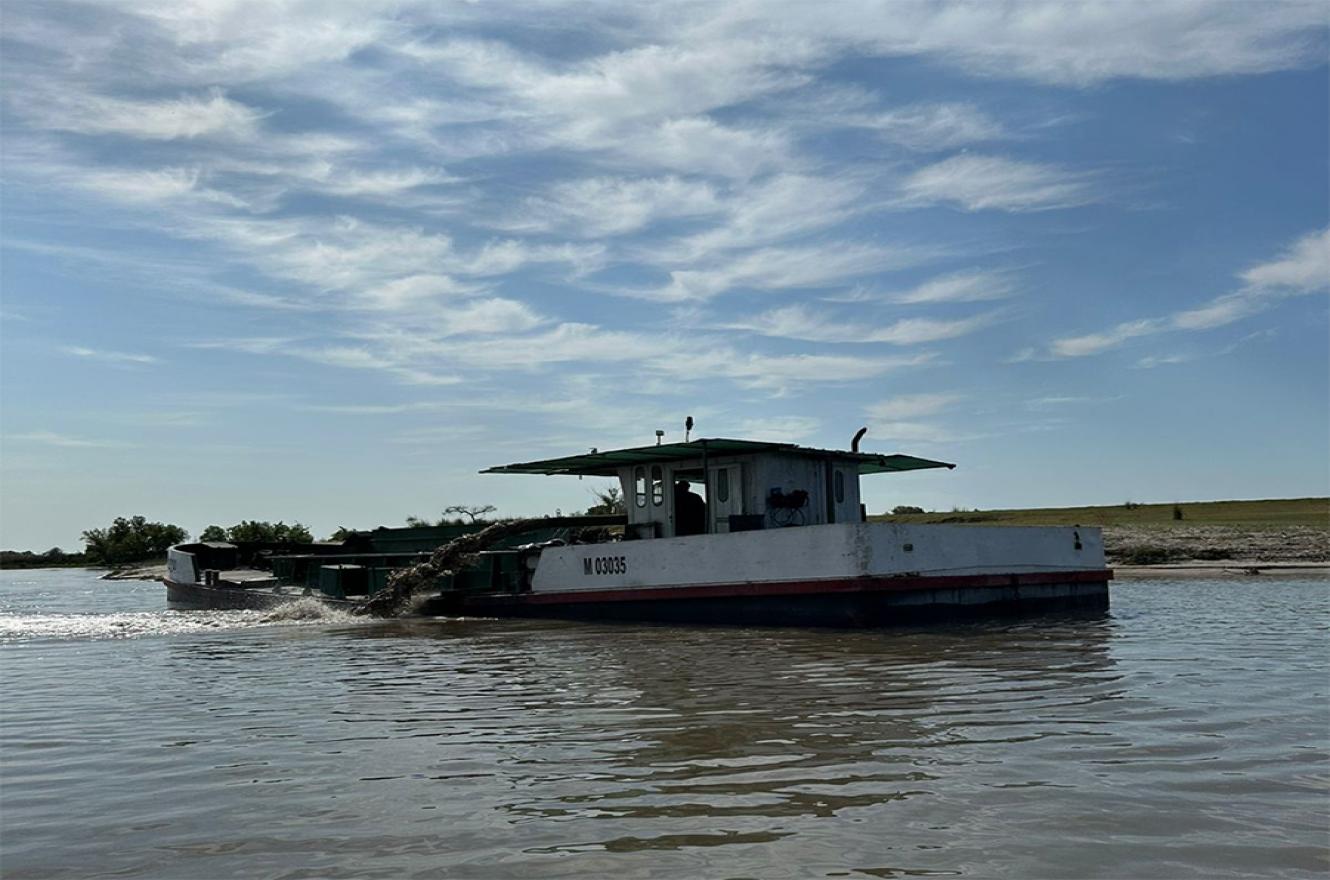 Imagen de archivo de la embarcación que es denunciada por dragar en el río Gualeguay.