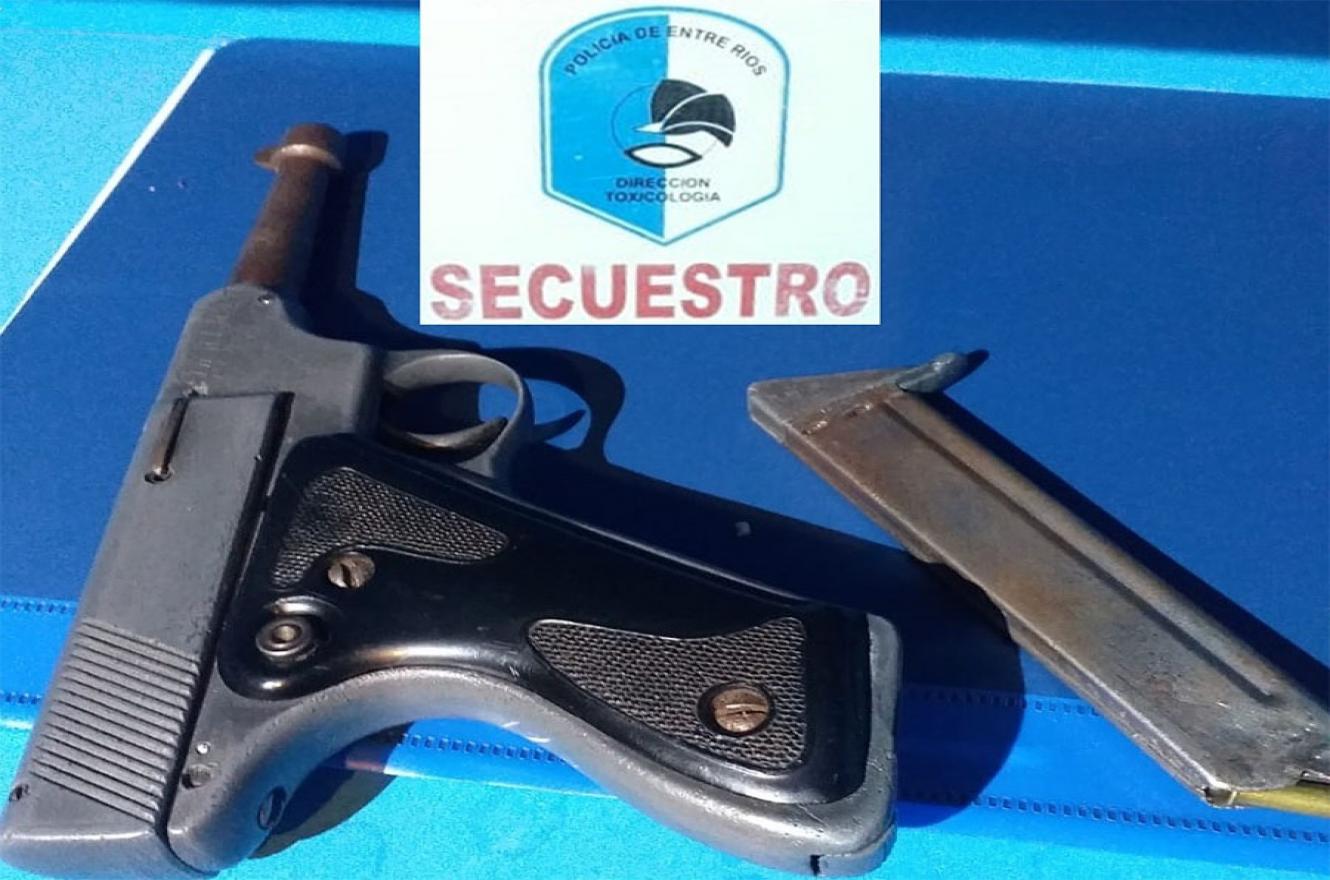 Como resultado de los allanamientos se secuestró un arma, cocaína y marihuana, entre otros elementos vinculados con el narcomenudeo.