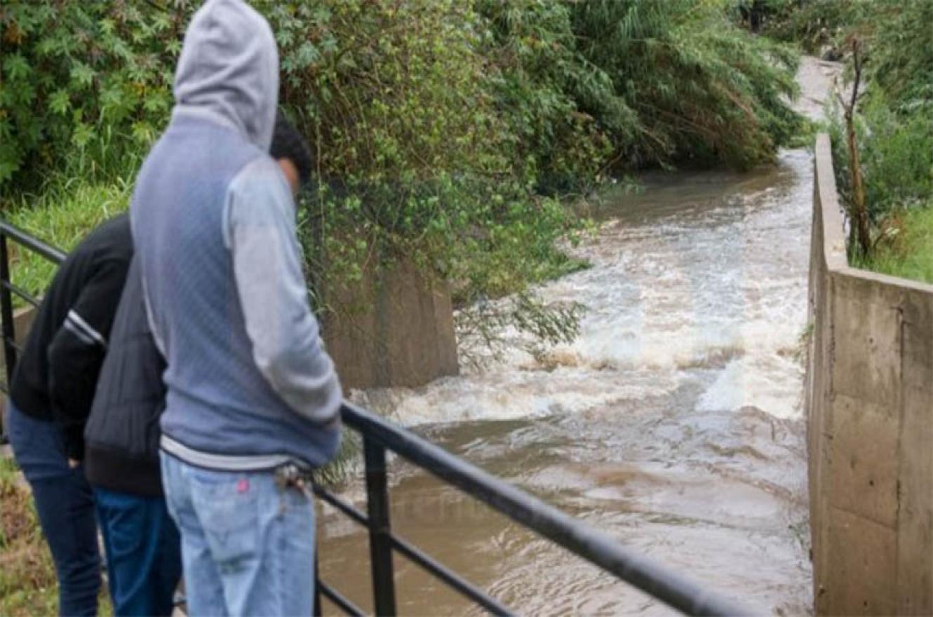 La correntada sobre el Arroyo Antoñico no disminuye y eso dificulta la búsqueda. (Fotografía diario Uno).