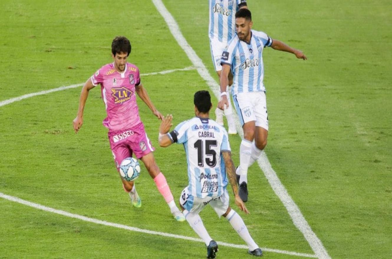 En el descuento, Atlético Tucumán logró el triunfo y mantuvo su puntaje ideal
