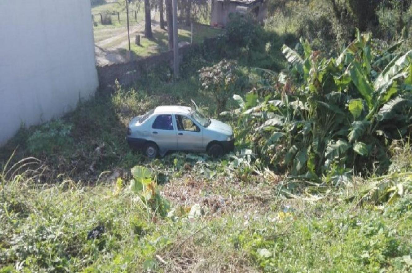 Un auto cayó por una barranca en inmediaciones al Patito Sirirí