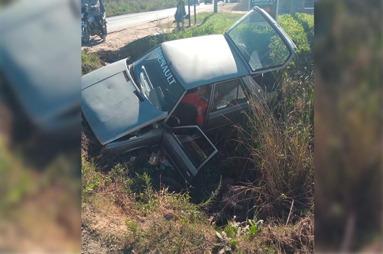 auto caído en la zanja Paraná