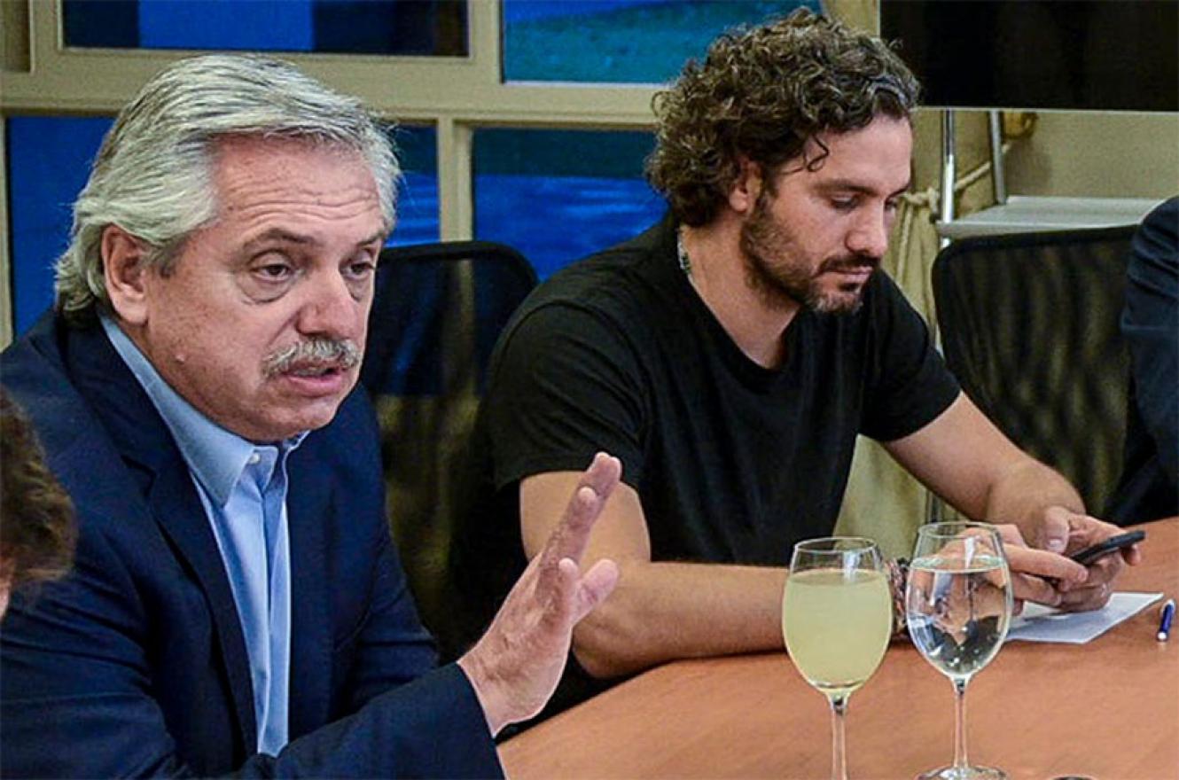 Fernández evalúa con su equipo la instrumentación de las medidas económicas.