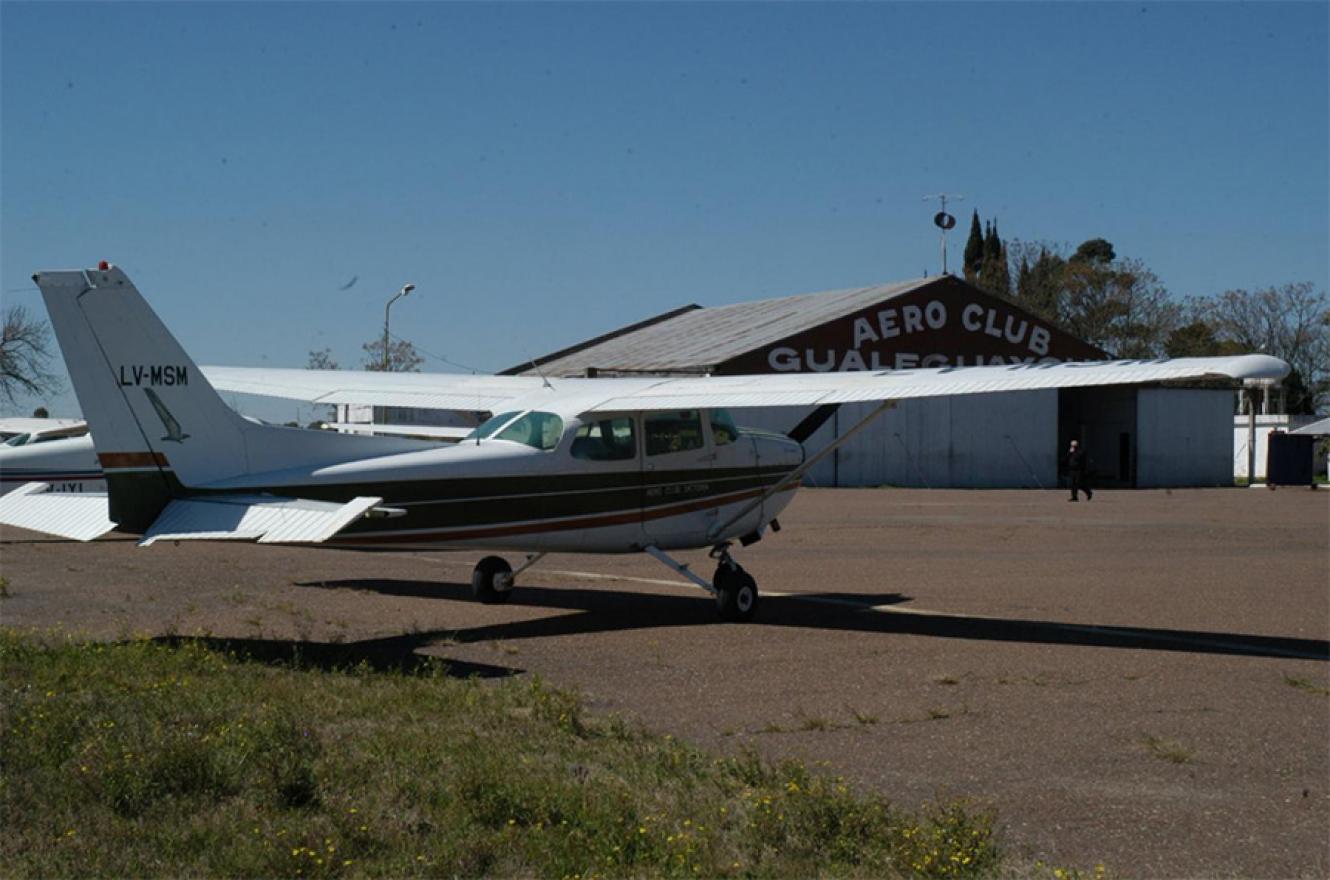 El aeródromo de Gualeguaychú permanece clausurado para vuelos sanitarios, pero lo habilitan por horas para instancias comerciales.