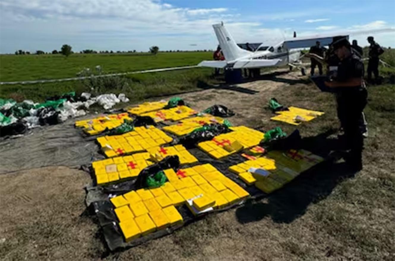La policía de Entre Ríos, junto a la droga secuestrada de la avioneta que debió hacer un aterrizaje forzoso en las islas de Ibicuy.