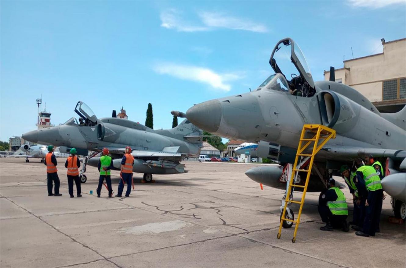 Aviones A4-AR brindarán seguridad en el espacio aéreo durante la asunción de Javier Milei.