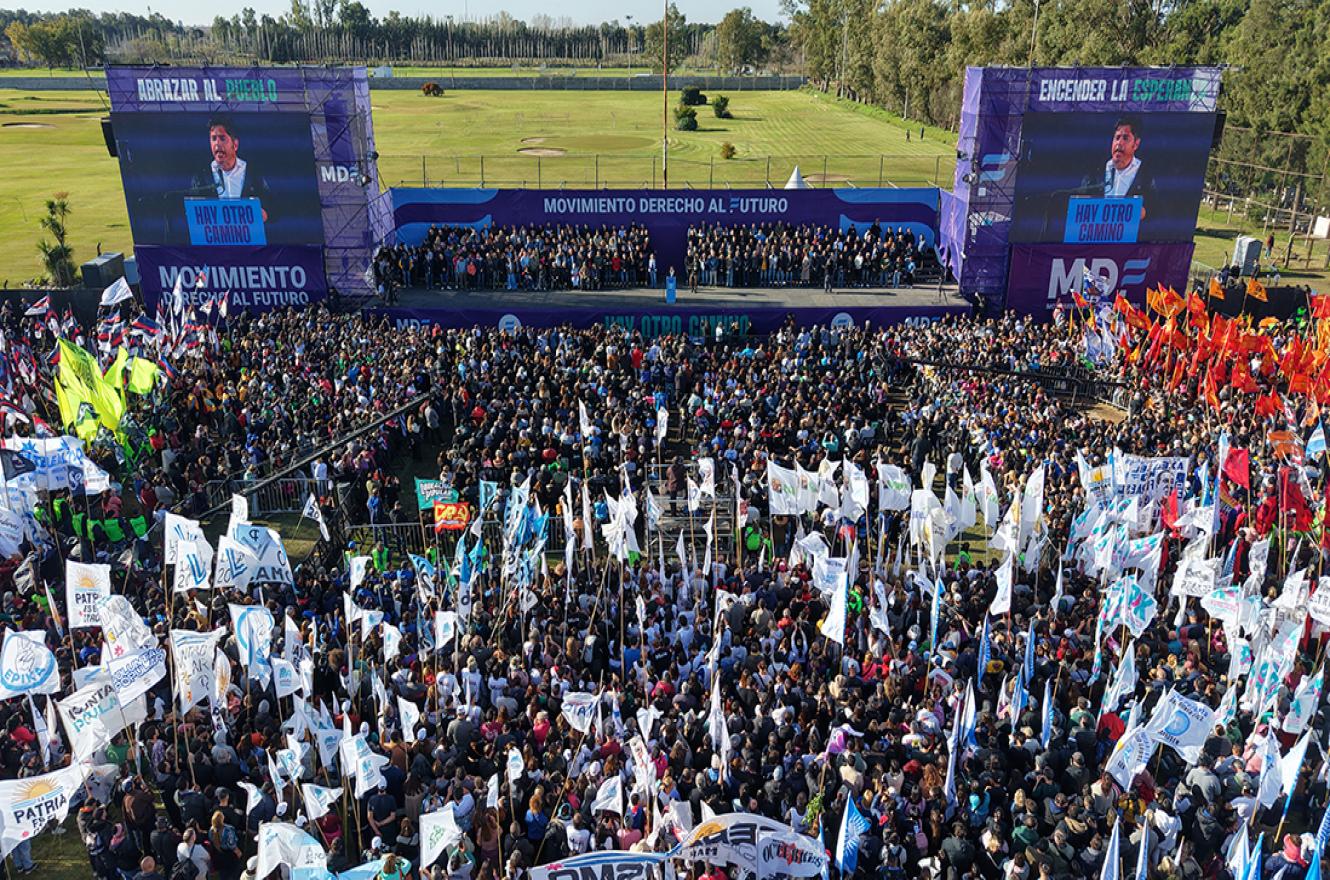Miles de personas acompañaron a Kicillof en el lanzamiento del Movimiento Derecho al Futuro.