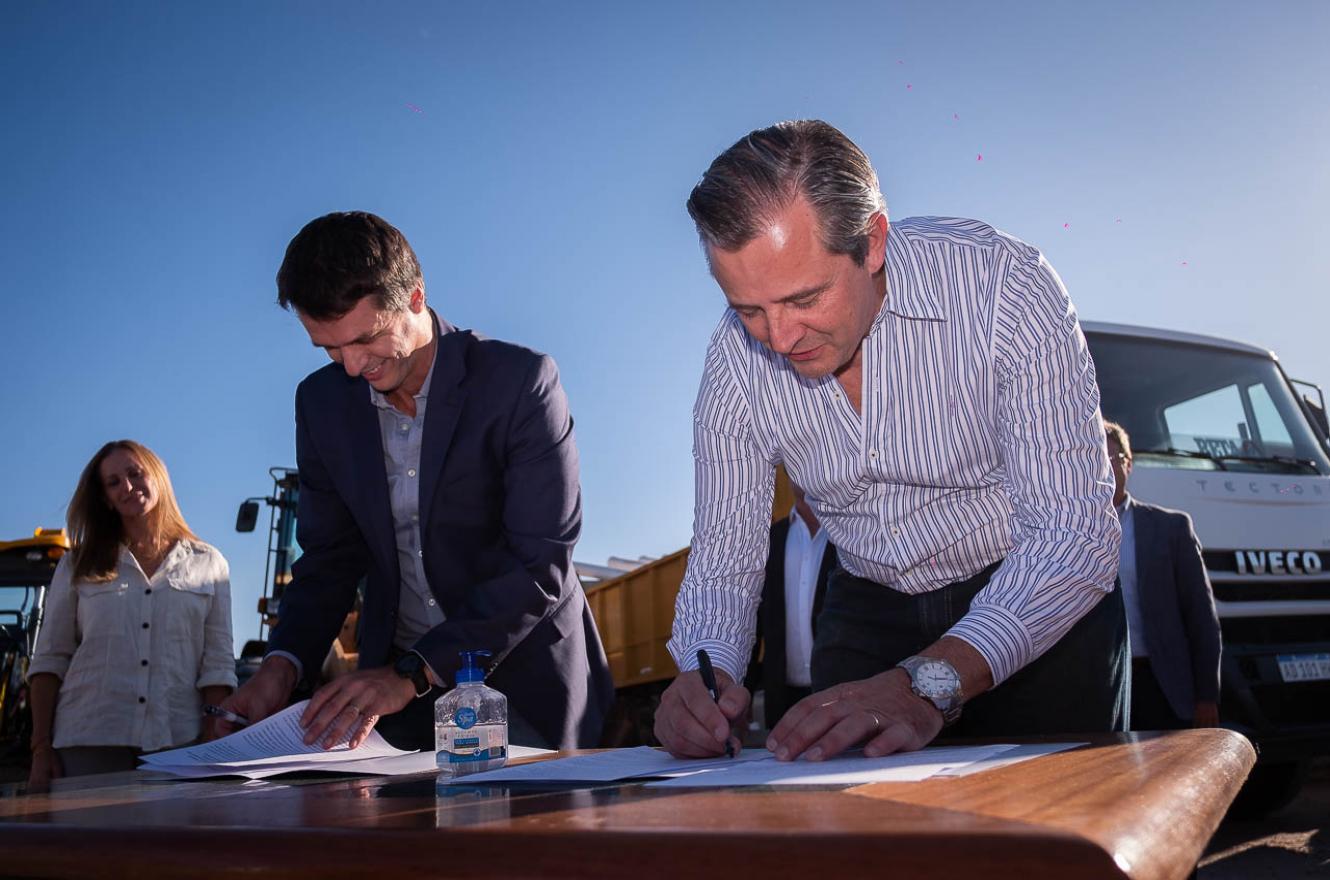Bahl y Cresto firmaron convenio de obra cloacal