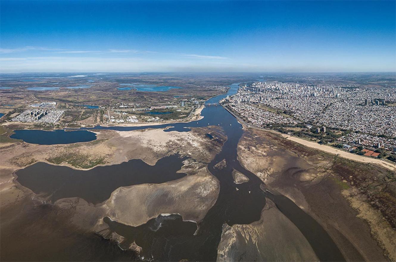 La bajante del río Paraná se prolongará hasta mediados del otoño. Imagen de archivo de la bajante sobre la ciudad de Santa Fe.