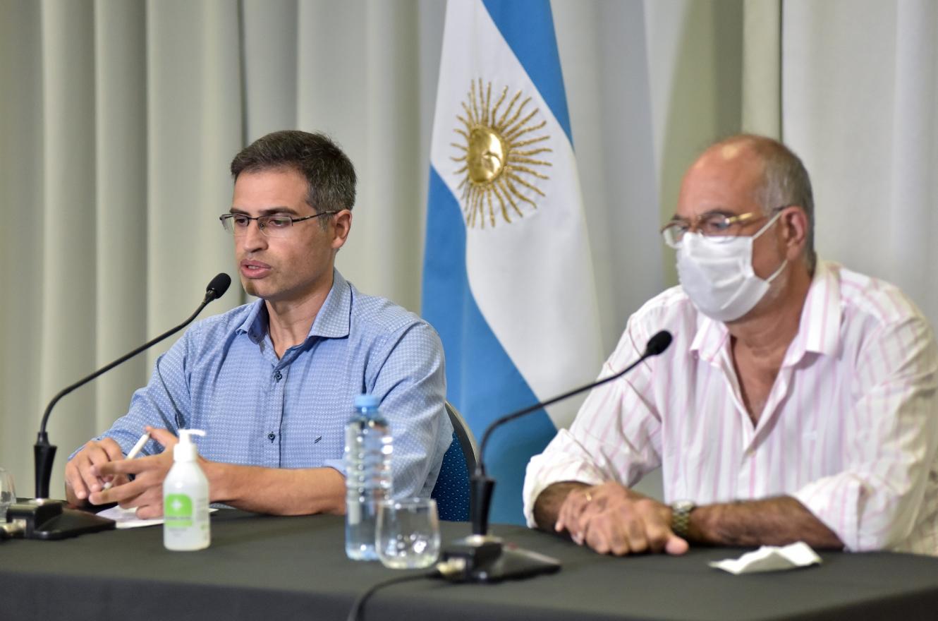 director general de Epidemiología, Diego Garcilazo y el director del hospital San Martín, Carlos Bantar