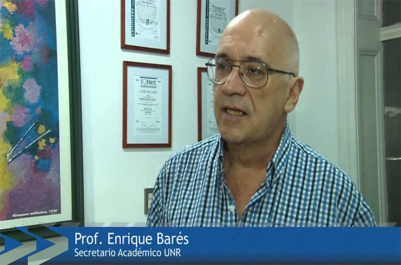 Se trata de Enrique Barés, psicólogo y ex secretario académico de la Universidad Nacional de Rosario (UNR). Los hechos ocurrieron hace casi veinte años. La defensa del acusado pidió la prescripción, pero el juez Gustavo Díaz la rechazó en base a las leyes vigentes. Ahora la justicia debe resolver la apelación de Barés.