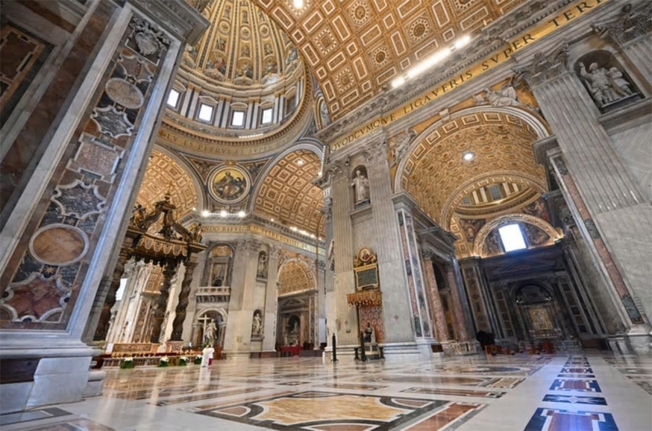 El Papa Francisco celebró la misa del Domingo de Pascua en la Basílica de San Pedro, pero a puertas cerradas debido al coronavirus.