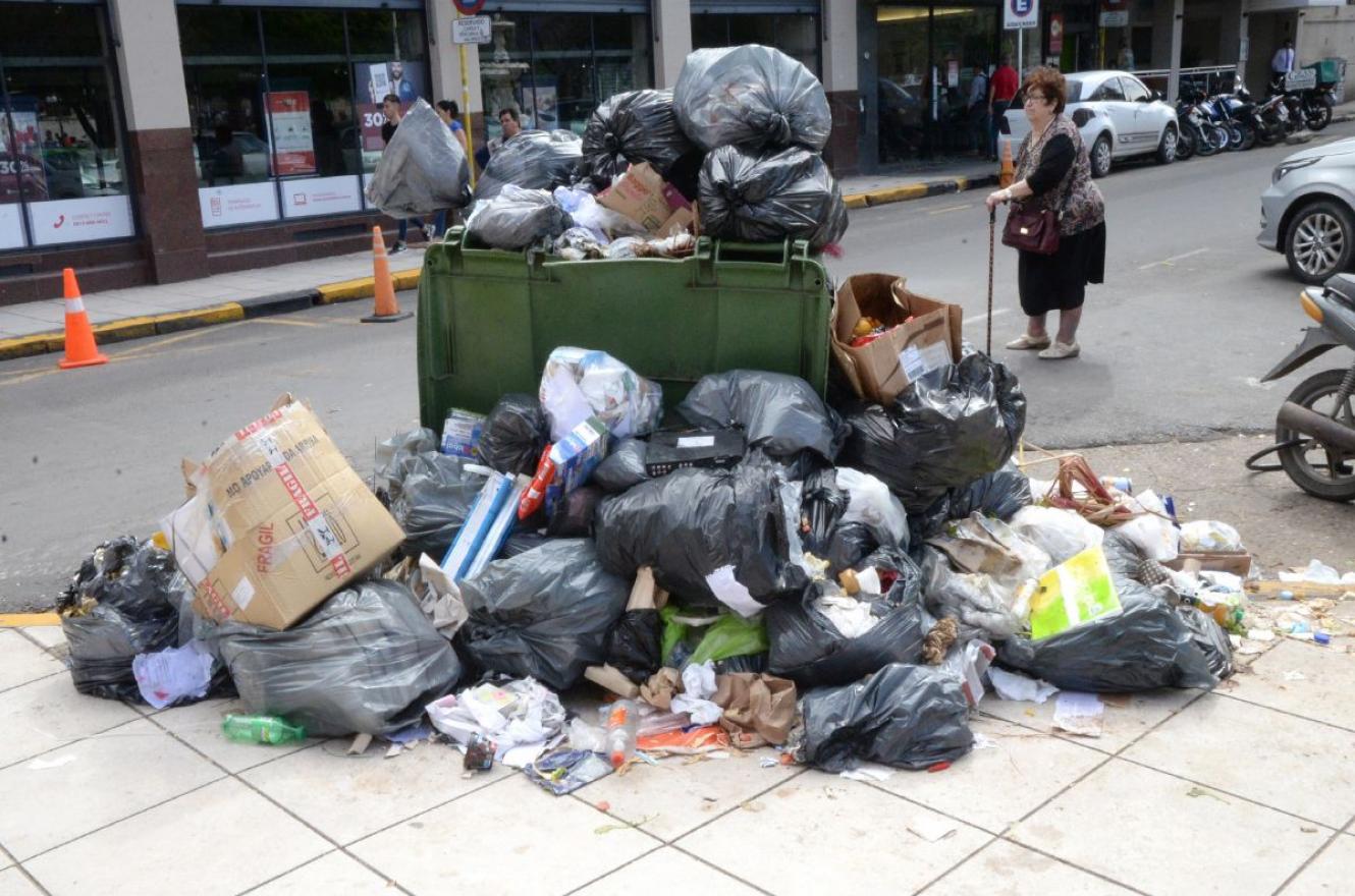 Basura en el centro de Paraná