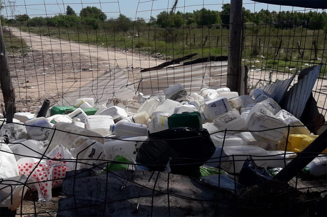 Desconocidos arrojaron unos cien envases de agrotóxicos en el ingreso al basural de Pueblo General Belgrano. La denuncia se radicó en la Fiscalía y se espera que la Municipalidad aporte las filmaciones de las cámaras de video vigilancia para dar con los responsables.