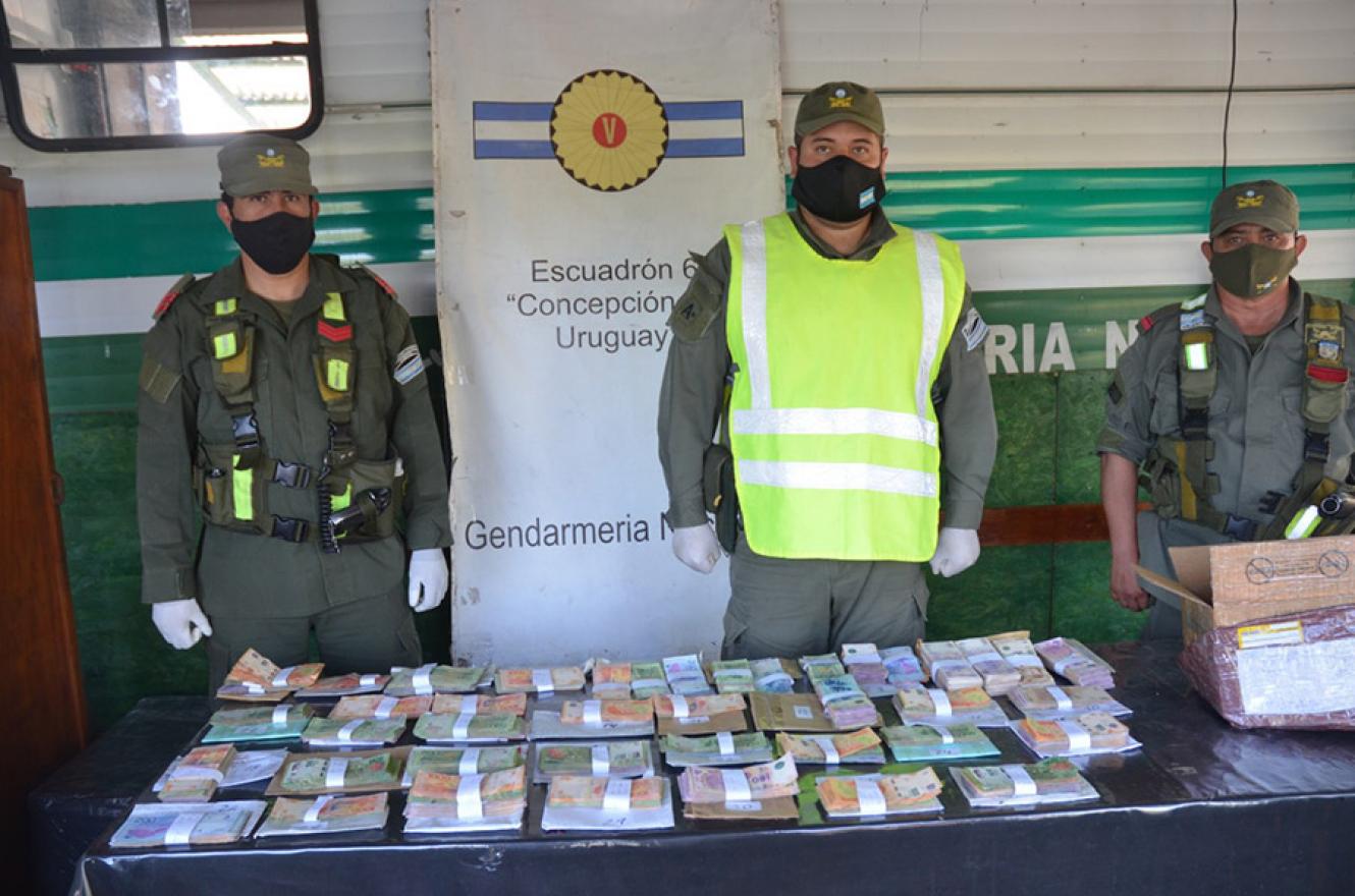 Gendarmería decomisó un total de 1.882.418 pesos por presunto tráfico de divisas.
