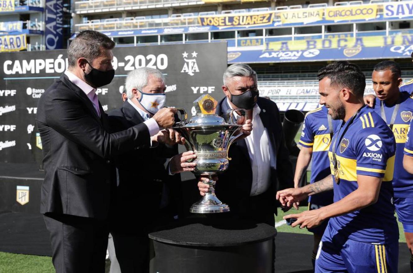A nueve meses de su consagración, Boca recibió el trofeo de la Superliga