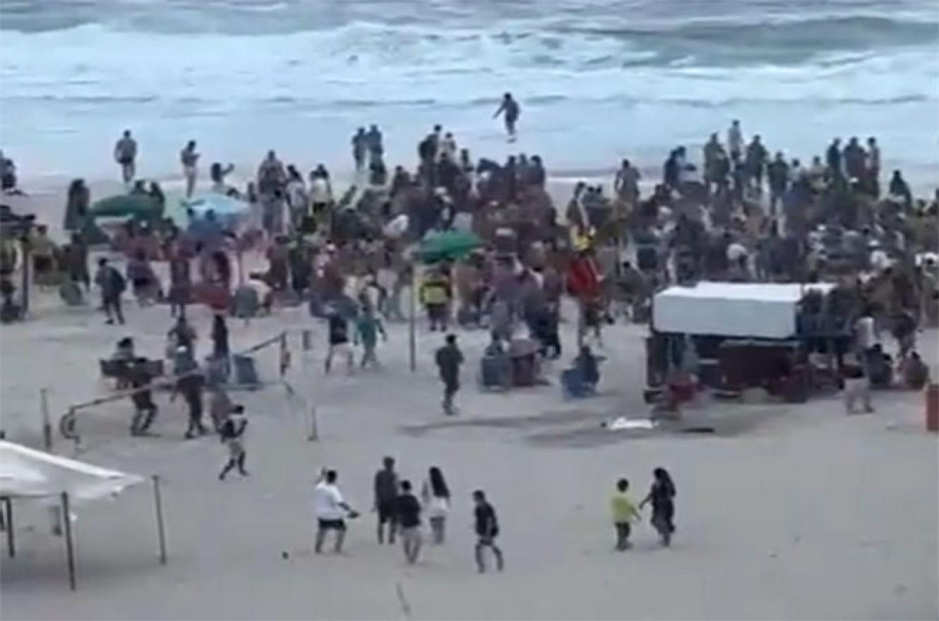 A dos días de la final, hinchas de Fluminense atacaron a los de Boca en Copacabana 