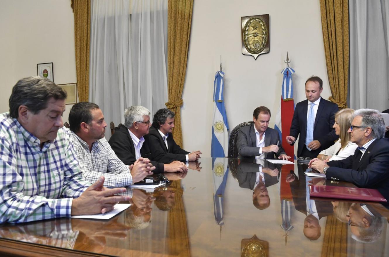 Bordet firmó contratos de obras educativas y hospitalarias