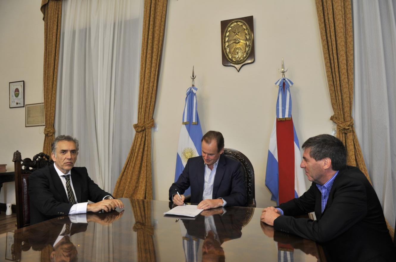 Bordet al firmar la presentación ante la Corte