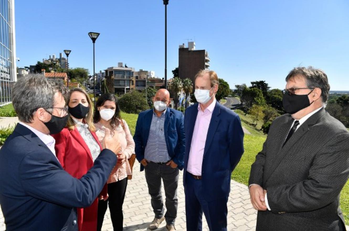 Bordet firmó los contratos para iniciar obras sanitarias y de gas en cuatro localidades