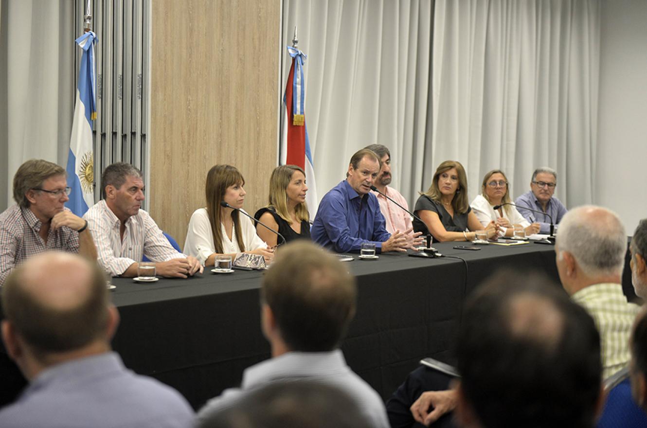 El gobernador reunió a su gabinete y a legisladores oficialistas y opositores para informar las acciones que lleva adelante la provincia para reducir la propagación del nuevo coronavirus.