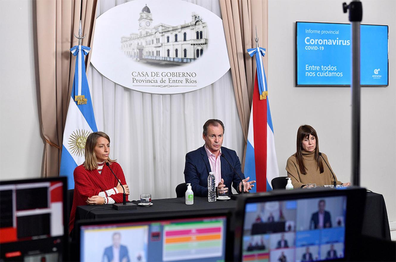 El gobernador Gustavo Bordet encabezó la conferencia de prensa virtual de hoy, acompañado por la vicegobernadora, Laura Stratta y la ministra de Salud, Sonia Velázquez.
