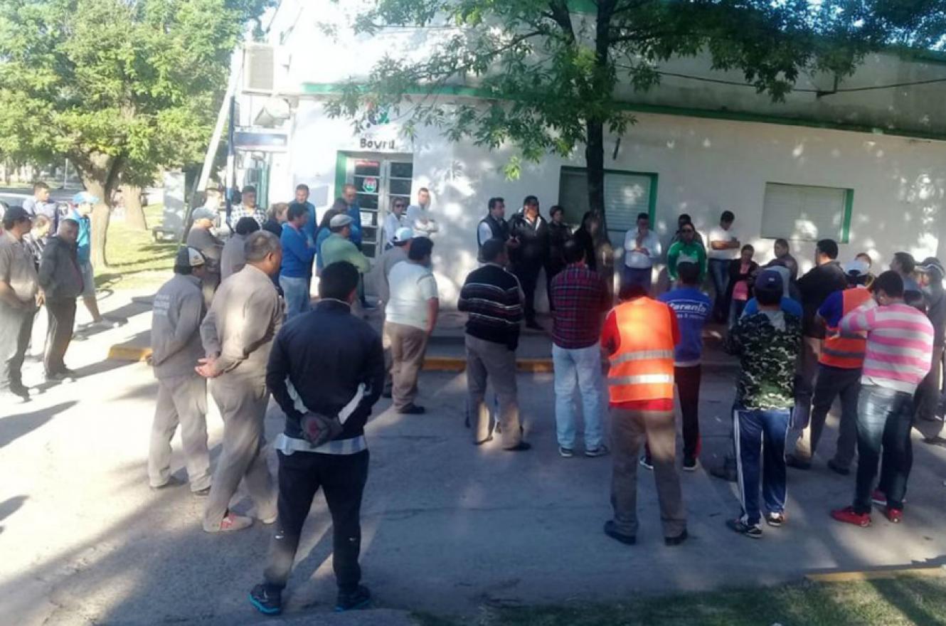 Los trabajadores municipales de Bovril inician un paro por tiempo indeterminado ante la falta de pago de salarios de esa comuna administrada por el intendente Alfredo Blochinger (Cambiemos).