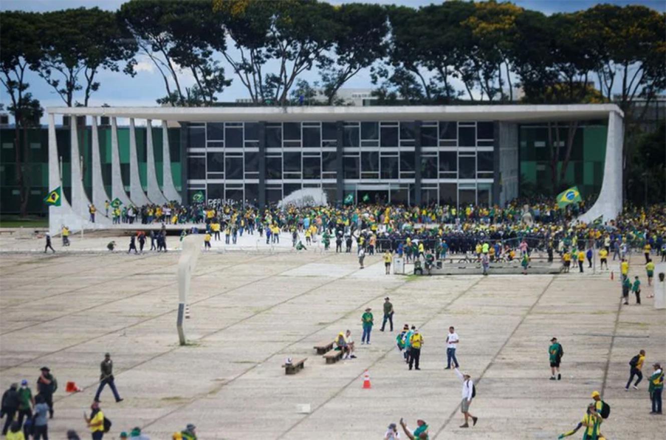 Simpatizantes del expresidente de Brasil Jair Bolsonaro irrumpen en el Palacio de Planalto durante una manifestación contra la democracia y el presidente Luiz Inacio Lula da Silva.