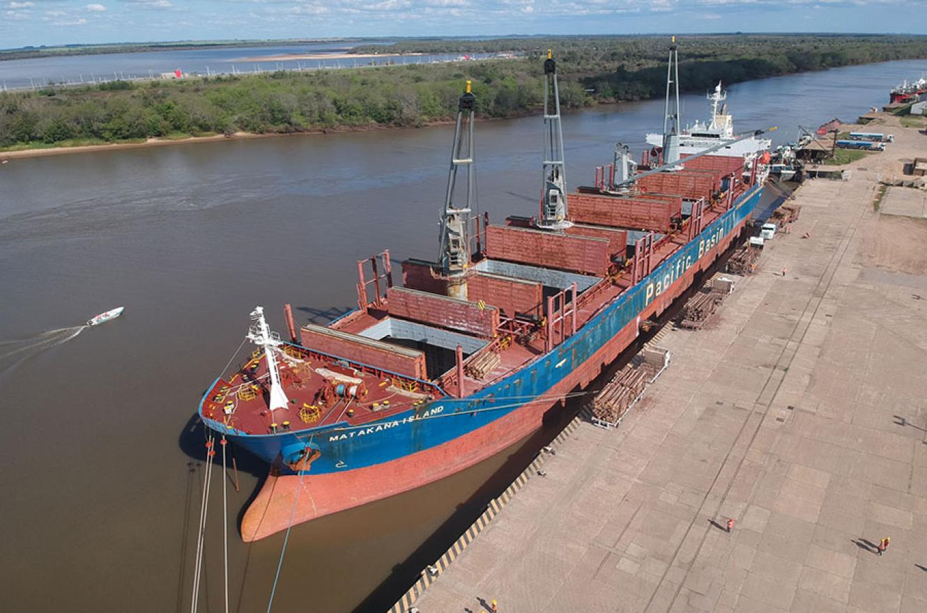 El buque “Matakana Island”, un carguero de 175 metros de eslora con bandera de Hong Kong, cargó unas 20 mil toneladas de troncos de madera de pino entrerriano con destino a China.