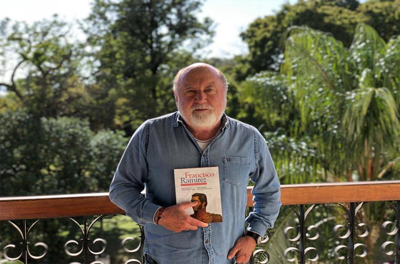 Jorge Busti presentando en sociedad el libro Francisco Ramírez: 200 años de identidad entrerriana.