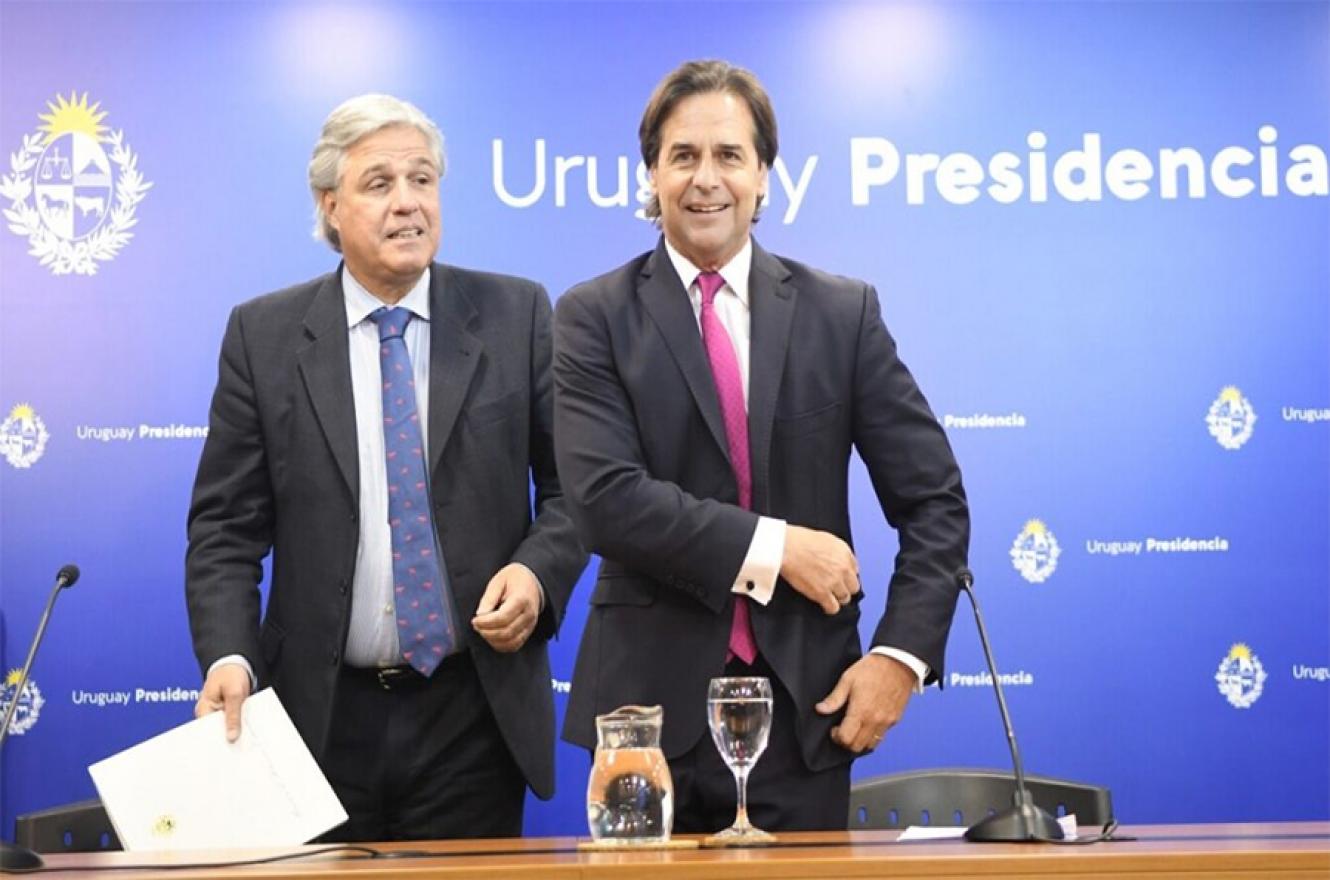 Imagen de archivo del renunciado canciller uruguayo Francisco Bustillo y el presidente del Uruguay, Luis Lacalle Pou.