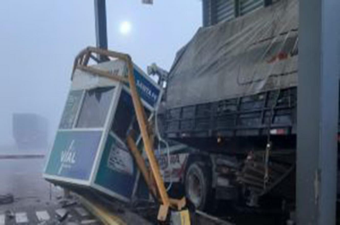 El camión embistió la cabina y un utilitario en el kilómetro 22 de la autovía Rosario-Santa Fe.