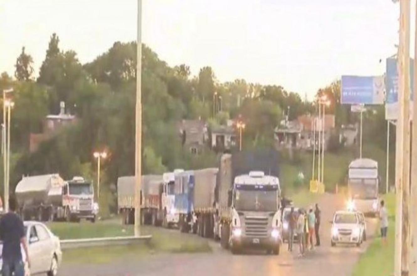 Transportistas autoconvocados volvieron a manifestarse en los accesos a Paraná